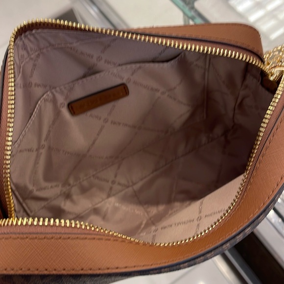 MICHAEL KORS
Jet Set Large East West Zip Printed Logo Crossbody Bag
Brown 
NWT - Picture 6 of 16